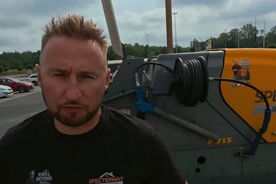 Mobilna pompa do betonu Putzmeister P715 na przyczepie i właściciel firmy Król Betonu
