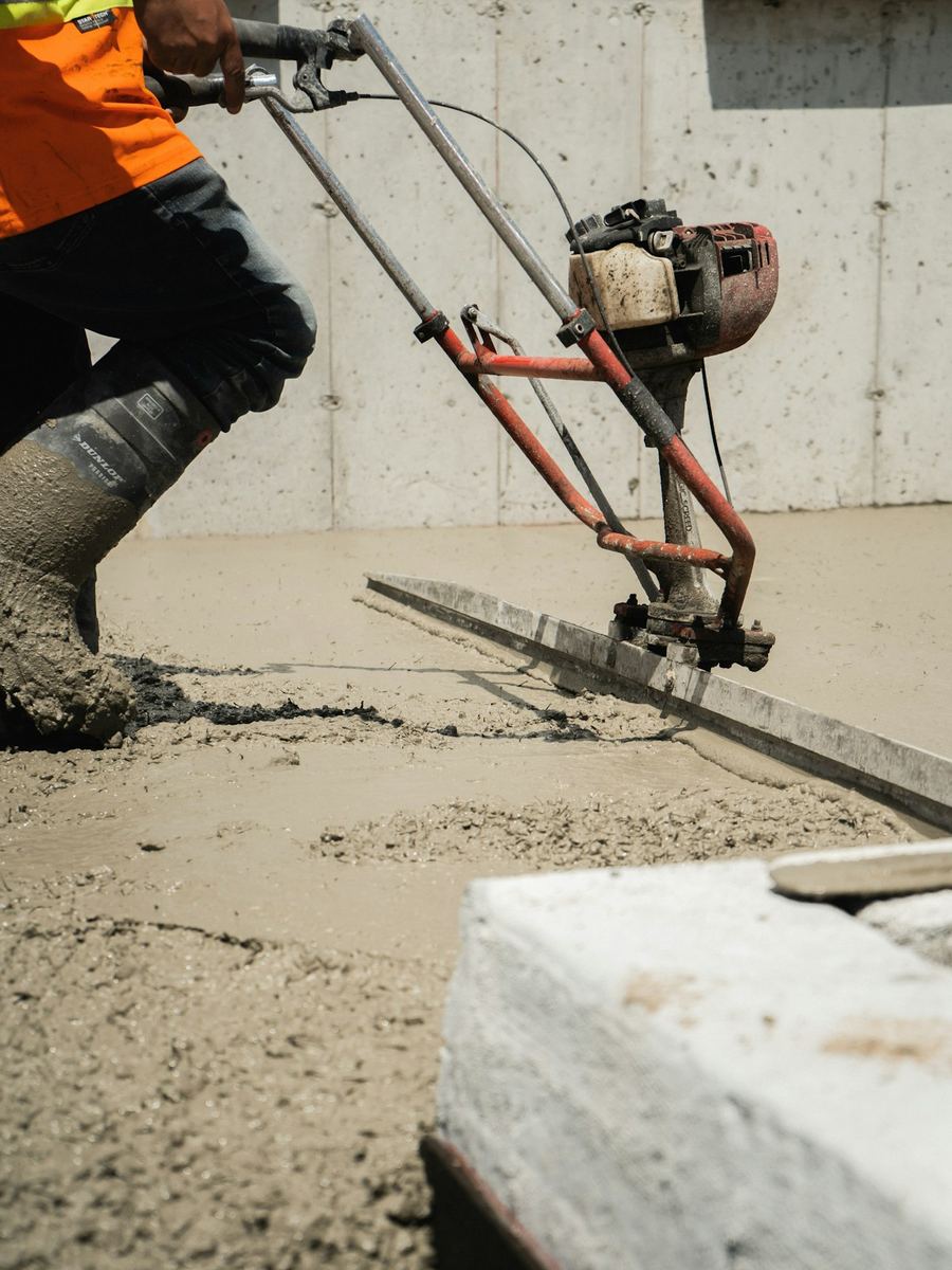 Zacieranie świeżej posadzki betonowej zacieraczką mechaniczną