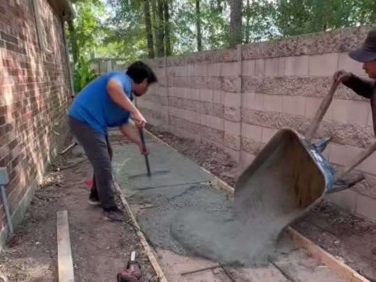 Rozprowadzanie świeżego betonu przy ścianie z pustaków