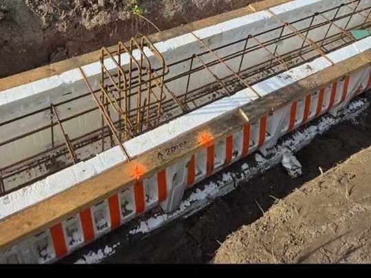 Szalunek tracony ław fundamentowych ze zbrojeniem przed zalaniem betonem